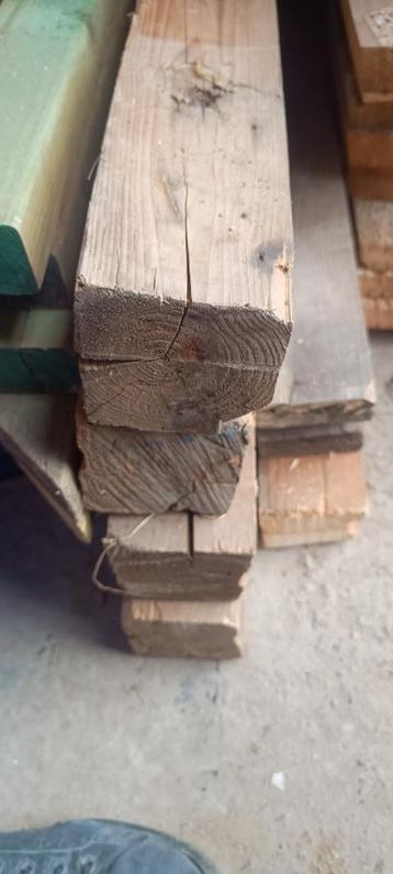 Houten balken beschikbaar voor biedingen