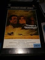 VHS ex-rental - Comes A Horseman, Ophalen of Verzenden, Gebruikt