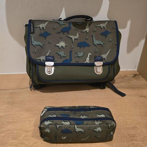 Caramel & Cie Dino boekentas + pennenzak, Handtassen en Accessoires, Tassen | Schooltassen, Gebruikt, Ophalen