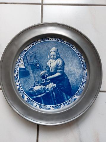 Delfts blauw bord met tinnen rand. beschikbaar voor biedingen