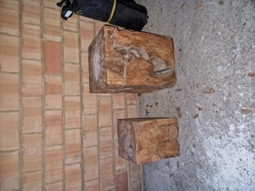 Decoratieve houten staanders  beschikbaar voor biedingen