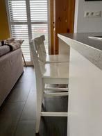 2 witte houten barkrukken met voetsteun 63 cm zithoogte, Ophalen, Twee, Wit, Hout