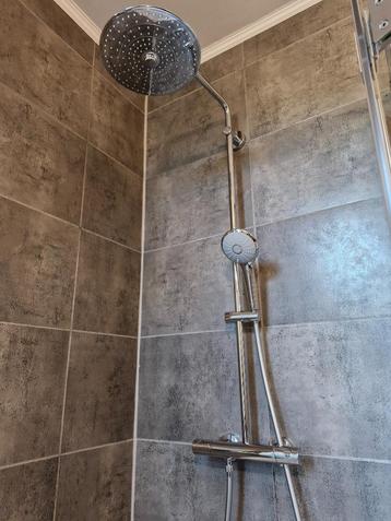 GERESERVEERD. Doucheset (opbouw) met thermostatische kraan beschikbaar voor biedingen
