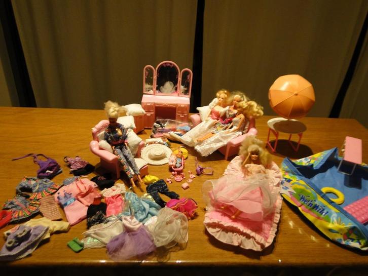 set barbiepoppen met veel kleertjes, meubels en zwembad, Kinderen en Baby's, Speelgoed | Poppen, Gebruikt, Ophalen of Verzenden