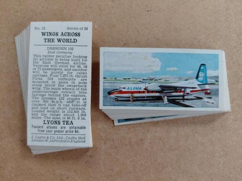 Wings across the World complete set 24 chromos vliegtuigen, Verzamelen, Foto's en Prenten, Overige onderwerpen, 1960 tot 1980