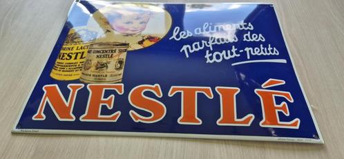 Plaque émaillée NESTLE 51 cm x 35 cm bombée, Verzamelen, Merken en Reclamevoorwerpen, Ophalen of Verzenden