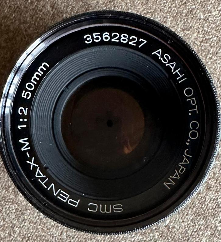 SMC Pentax-M 50mm f/2 (Japan) + Sigma case, Audio, Tv en Foto, Foto | Lenzen en Objectieven, Zo goed als nieuw, Standaardlens