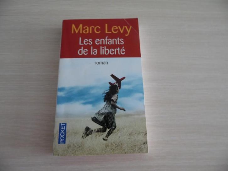 LES ENFANTS DE LA LIBERTÉ      MARC LEVY, Livres, Romans, Comme neuf, Europe autre, Enlèvement ou Envoi
