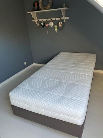 Mooie 1 persoon boxspring / topper van Optidee   beschikbaar voor biedingen