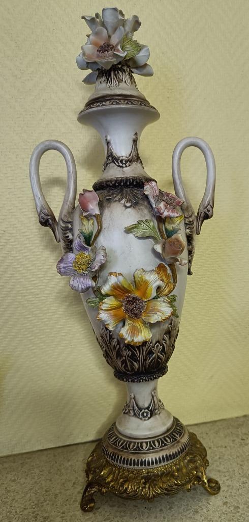 Vintage Capodimonte vaas met deksel op bronzen voet, Antiek en Kunst, Antiek | Vazen, Ophalen