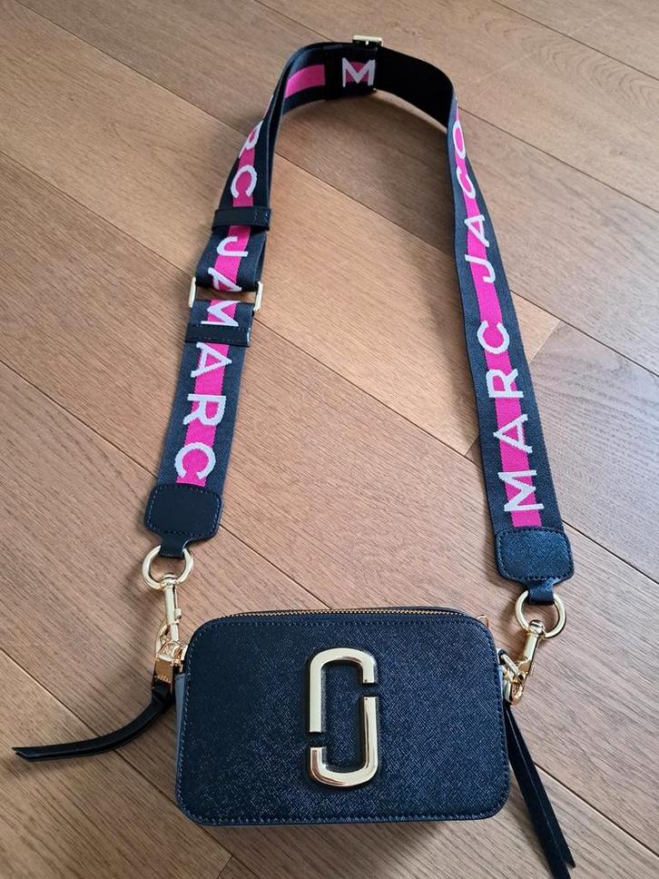 Zwart-roze handtasje van Marc Jacobs, Handtassen en Accessoires, Tassen | Schoudertassen, Zo goed als nieuw, Zwart, Ophalen of Verzenden