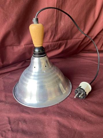 Vintage werklamp – aluminium & hout beschikbaar voor biedingen