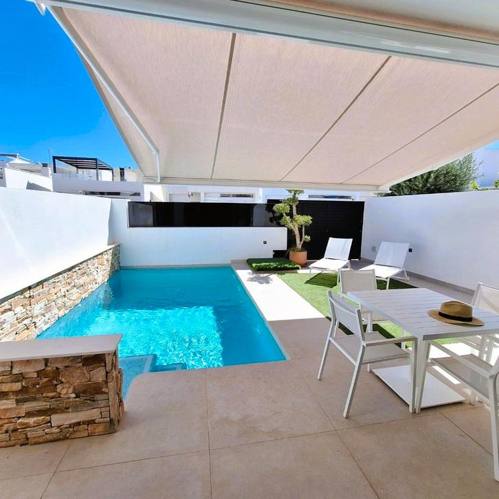 ZUIDGERICHTE VILLA OP 1KM VAN HET STRAND - MET DAKTERRAS, Immo, Buitenland, Spanje, Woonhuis, Dorp