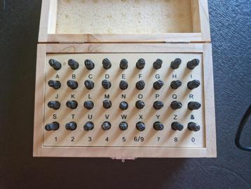 Pak van 36 postzegels beschikbaar voor biedingen