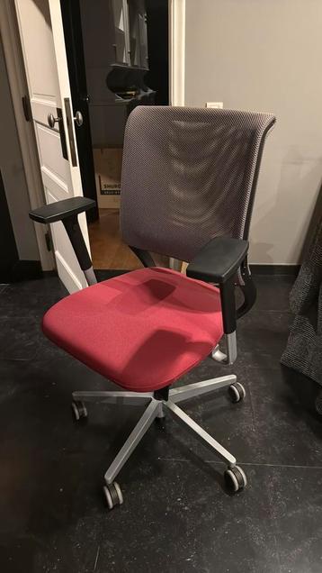 Bureaustoel met verstelbare armsteunen en lendensteun beschikbaar voor biedingen