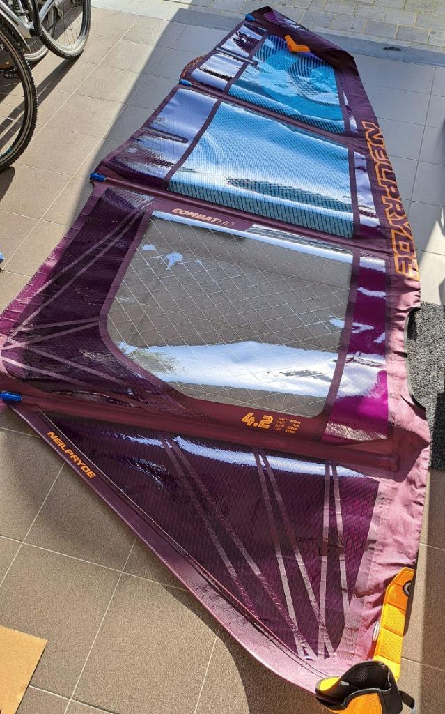 Neilpryde Combat HD 4.2 m2 - deep purple met aqua, Watersport en Boten, Windsurfen, Nieuw, Zeil, Minder dan 5 m², Ophalen