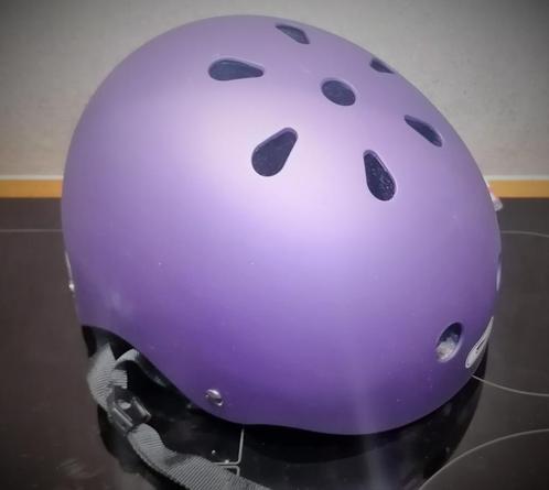 BXL Deux nouveaux casques roller d'enfant, feu arrière, Fietsen en Brommers, Fietsaccessoires | Fietshelmen, Nieuw, L, Ophalen of Verzenden