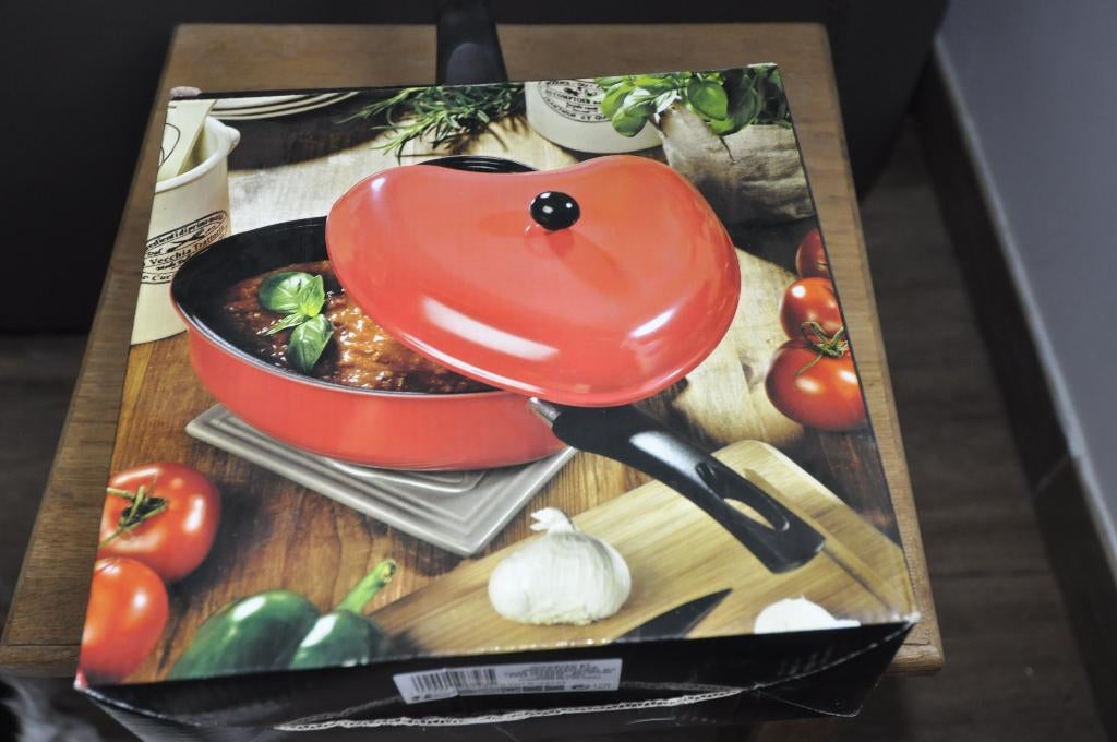 Casserole coeur rouge Casa  neuve emballée, Maison & Meubles, Cuisine | Casseroles & Poêles, Neuf, Casserole ou Cocotte-minute