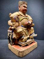 Antiek polychroom houten beeld van een zittende krijger, Antiek en Kunst, Kunst | Beelden en Houtsnijwerken, Ophalen of Verzenden