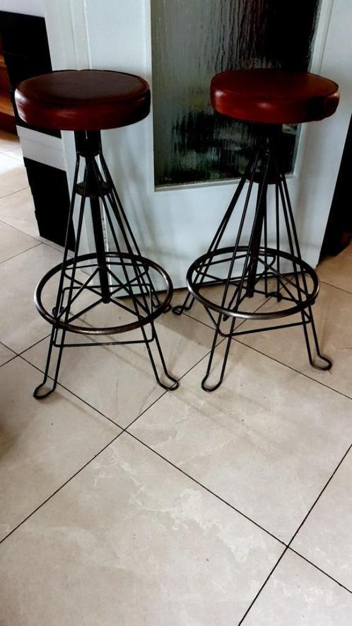 Deux tabourets de bar en fer et cuir marron. En très bon éta, Maison & Meubles, Tabourets de bar, Utilisé, 60 à 90 cm, Cuir, Métal