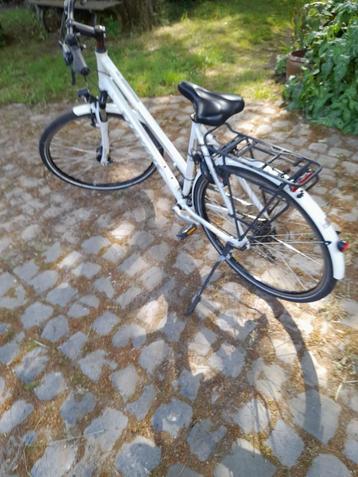 Damesfiets beschikbaar voor biedingen