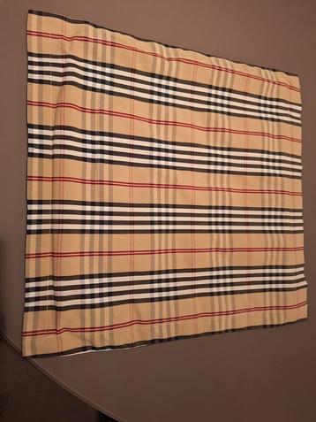 burberry 57 x 57, Enlèvement, Comme neuf, Carré, Intérieur