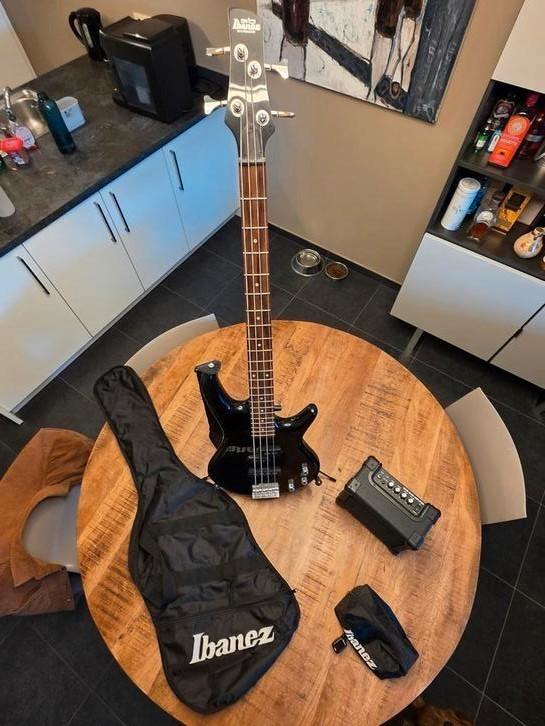 Zwarte ibanez basgitaar en toebehoren, Muziek en Instrumenten, Snaarinstrumenten | Gitaren | Bas, Zo goed als nieuw, Ophalen