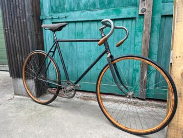 Antieke racefiets Peugeot 1920 houten wielen beschikbaar voor biedingen