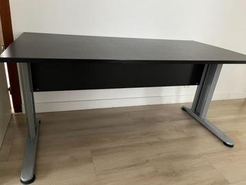 Trendy zwarte bureautafel disponible aux enchères