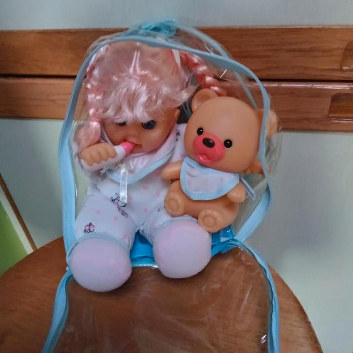 Zittend popje met beertje in rugzak (nieuw), Mortsel, Kinderen en Baby's, Speelgoed | Poppen, Nieuw, Ophalen of Verzenden