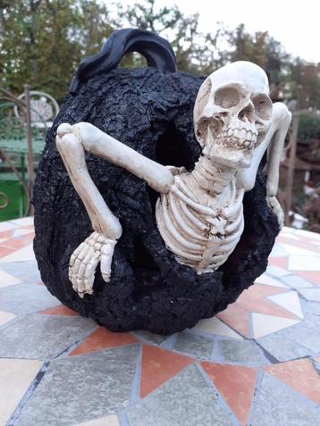 Prachtige Halloween-pompoen van polyhars  beschikbaar voor biedingen