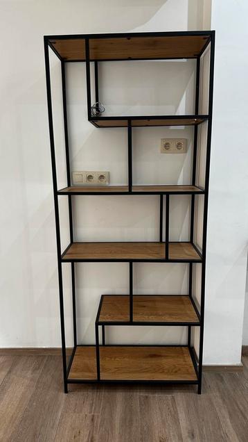 Industriële kast / wandrek – asymmetrisch design beschikbaar voor biedingen