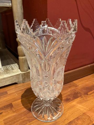 Ancien grand vase en cristal blanc taillé. + 70 m 
