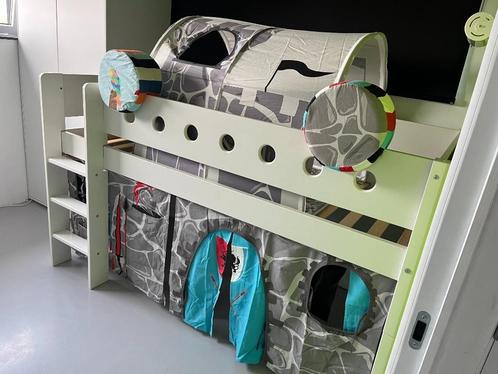 Slaapkamer met hoogslaper, hoge kleerkast en schuivenkast, Huis en Inrichting, Slaapkamer | Complete slaapkamers, Zo goed als nieuw
