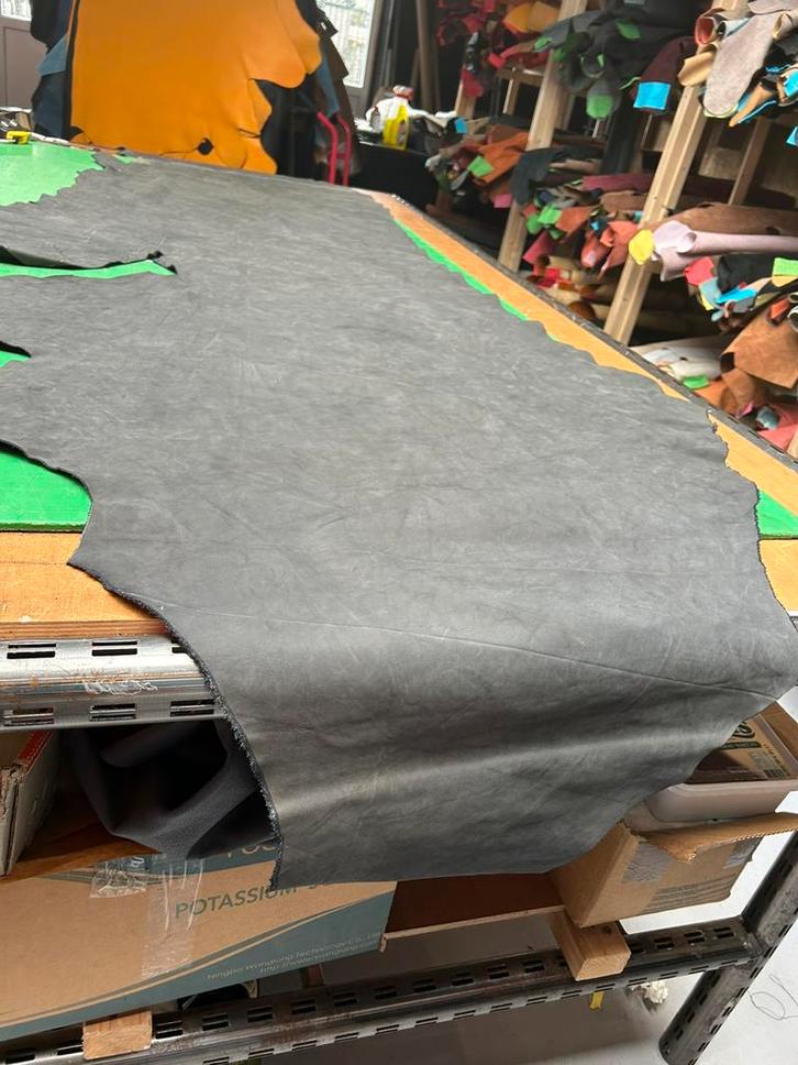 Grijze kleur patina-vintage halve huid 1.5mm dik soepel A-22, Hobby en Vrije tijd, Stoffen en Lappen, Zo goed als nieuw, Ophalen of Verzenden