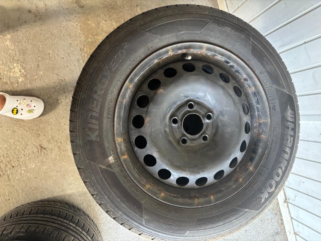 4 pneus + jantes en tôle, Autos : Pièces & Accessoires, Pneus & Jantes, Enlèvement, Pneu(s)