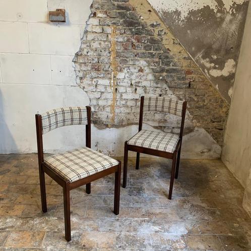 Paar vintage stoelen in donker hout en geruite stof, 1, Antiek en Kunst, Antiek | Meubels | Stoelen en Sofa's, Ophalen