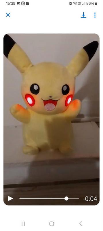 Pikachu pratende pokomon en oren bewegen 