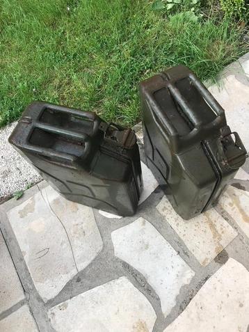 antieke   jerrycan  beschikbaar voor biedingen