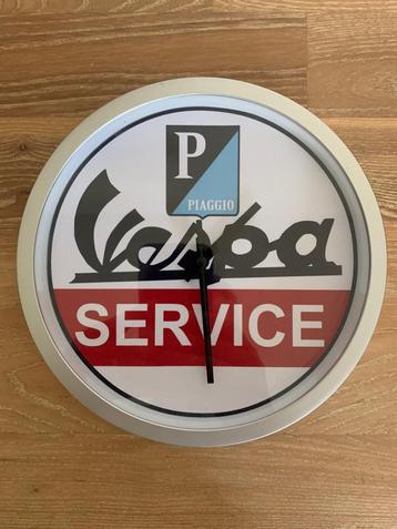 Horloge murale décorative Vespa Service Piaggio disponible aux enchères