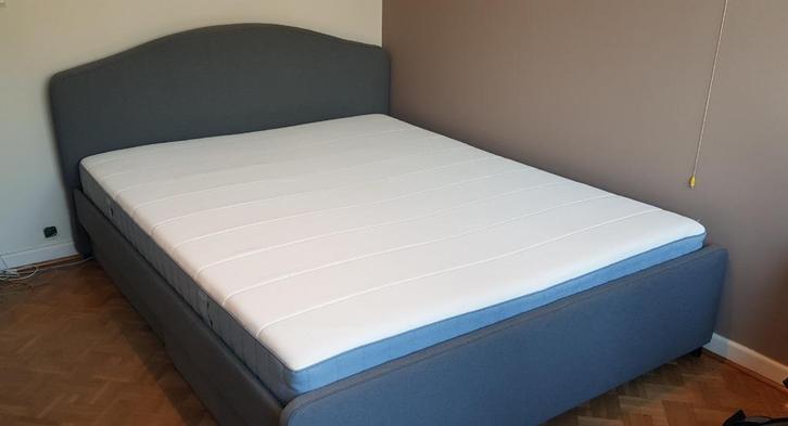 Bed – Ikea HAUGA – Grijs bedframe met lattenbodem en 4 lades, Huis en Inrichting, Slaapkamer | Bedden, Zo goed als nieuw, Tweepersoons