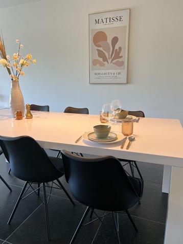 Eettafel beschikbaar voor biedingen