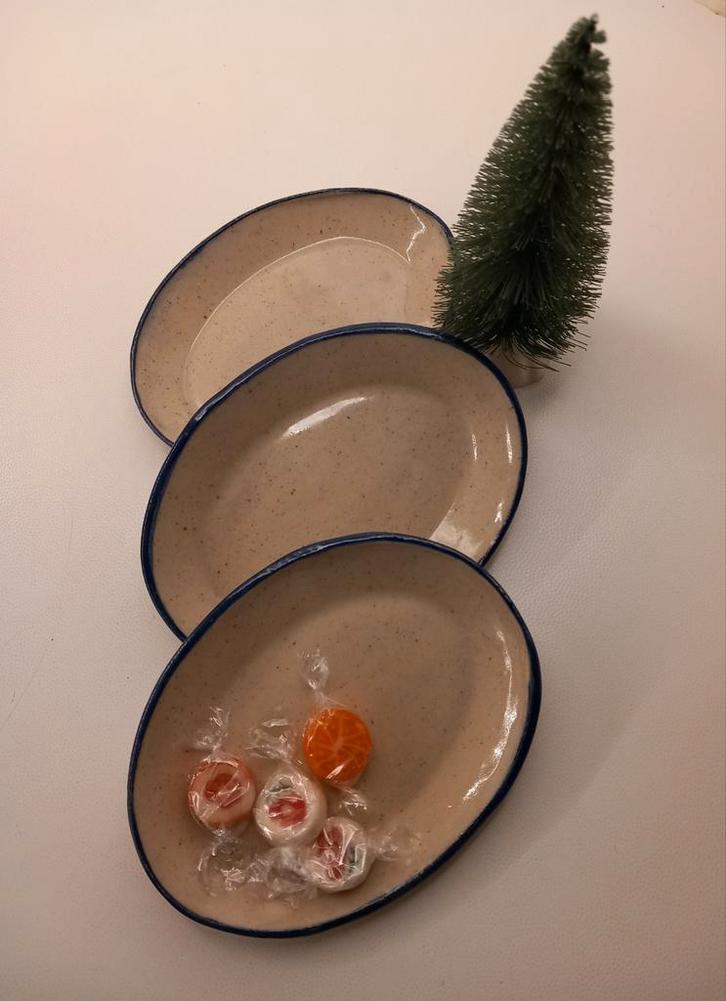 Handgemaakte schaaltjes keramiek Spikkelklei  + blauw, Huis en Inrichting, Keuken | Servies, Nieuw, Schaal of Schalen, Keramiek