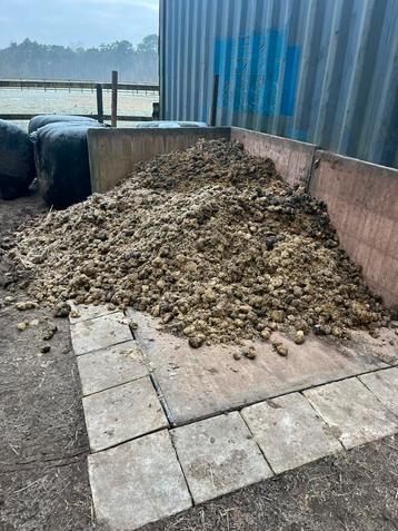 Zuivere mest recht van de weide beschikbaar voor biedingen