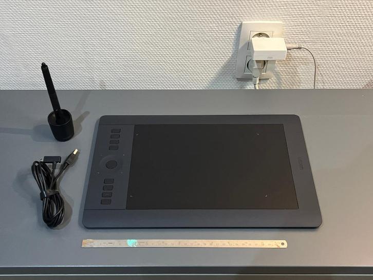 Stylet et tablette tactile Wacom Intuos Pro, taille moyenne, Informatique & Logiciels, Tablettes graphiques, Comme neuf, Filaire
