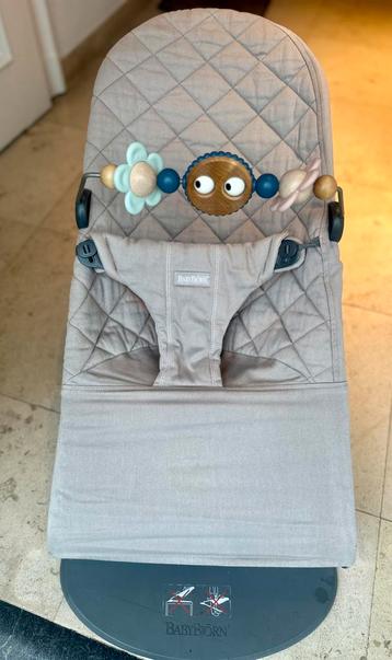 Beige Baby Björn Wipper met speelboog  in perfecte staat beschikbaar voor biedingen