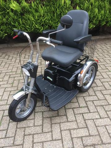 Scootmobiel met grote wielen en opbergmand beschikbaar voor biedingen