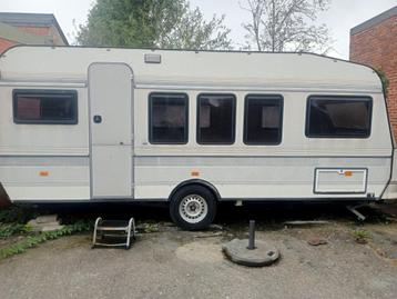 caravan leeg interieur beschikbaar voor biedingen