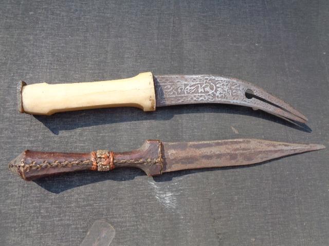 Antiek, kunst, handarbeid, Afrika , gaat om onderste op foto, Antiquités & Art, Art | Art non-occidental, Enlèvement ou Envoi