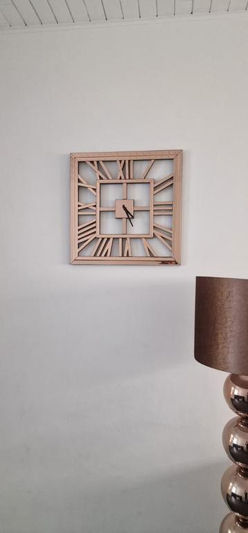 wandklok beschikbaar voor biedingen